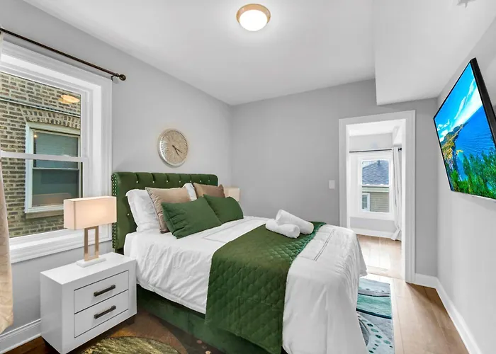 Spacious Haven - 8 Min From Downtown Chicago - Sleeps 10 Apartment