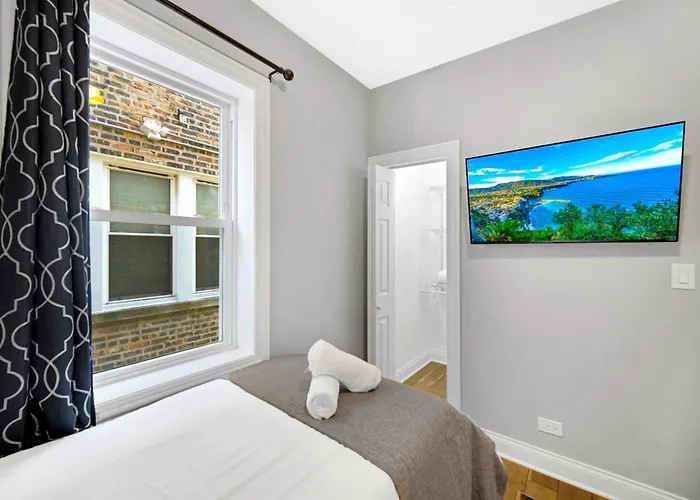 Spacious Haven - 8 Min From Downtown Chicago - Sleeps 10 *