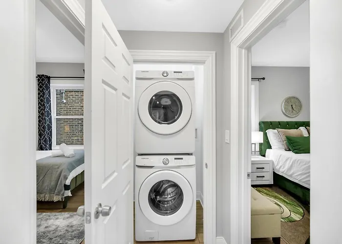 Spacious Haven - 8 Min From Downtown Chicago - Sleeps 10 Apartment