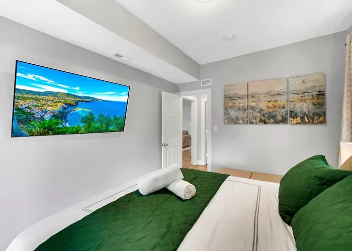 Apartment Spacious Haven - 8 Min From Downtown Chicago - Sleeps 10