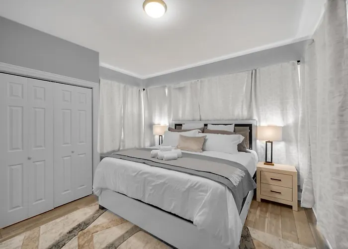 Apartment Spacious Haven - 8 Min From Downtown Chicago - Sleeps 10 *