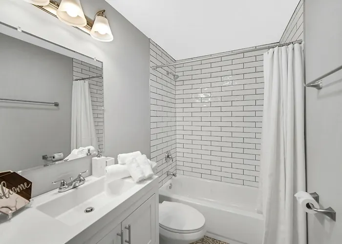 Apartment Spacious Haven - 8 Min From Downtown Chicago - Sleeps 10 Forest Park