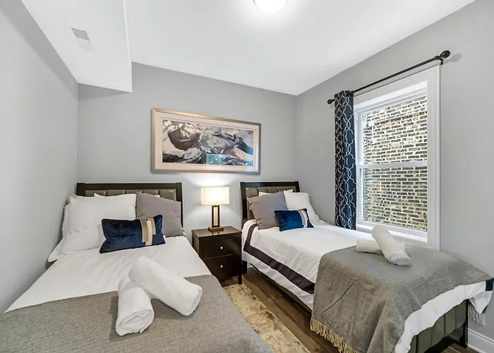 Spacious Haven - 8 Min From Downtown Chicago - Sleeps 10 *