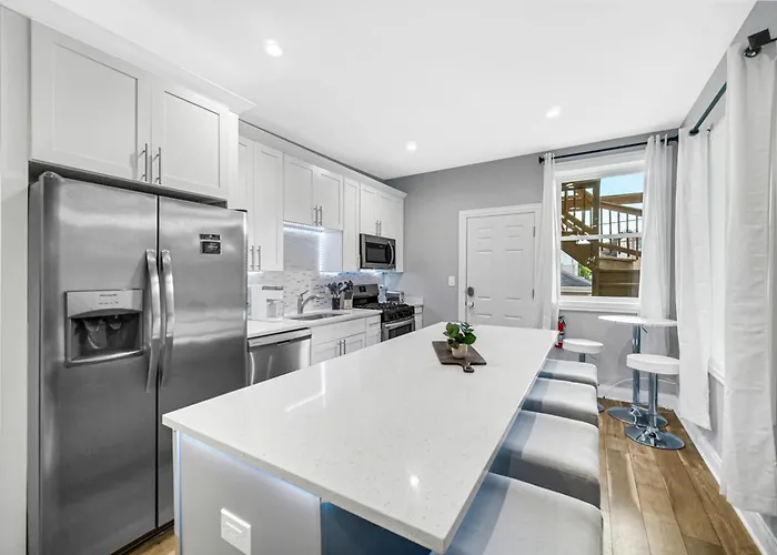 Apartment Spacious Haven - 8 Min From Downtown Chicago - Sleeps 10