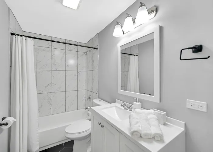 Spacious Haven - 8 Min From Downtown Chicago - Sleeps 10 Apartment *