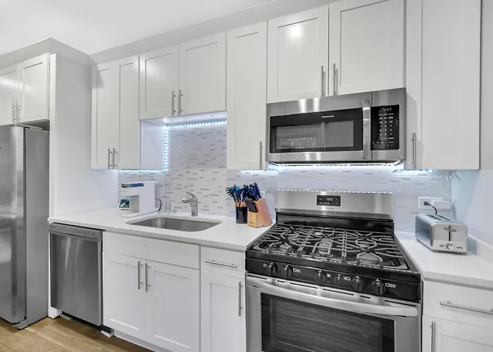 Apartment Spacious Haven - 8 Min From Downtown Chicago - Sleeps 10 Forest Park