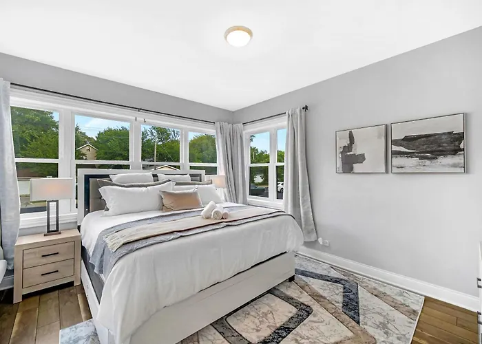 Spacious Haven - 8 Min From Downtown Chicago - Sleeps 10 *
